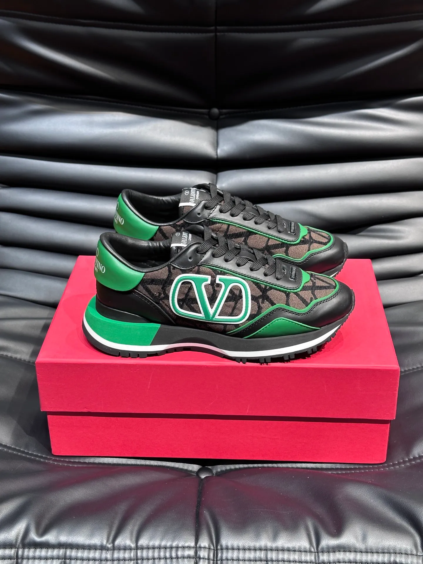 P540💰 Product trademark: VALENTINO "Valentino" Regular size: 38-44 [45 customized] Product materials: Warren men's casual sports shoes, made of multi-material splicing, calf leather stitched with suede cowhide, fabric mesh upper, fabric tongue decorated with brand badge, rubber rivet decorative details on the heel, rivet rubber outsole, non-slip, wear-resistant and shock-absorbing, pure cotton inner foot pad, comfortable and breathable, comes with original box packaging bag!